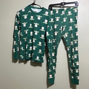 Hanna Andersson Green Pajama Set with Grogu print